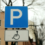 Дорожный знак «Парковка для инвалидов»: условия применения, правила, штрафы