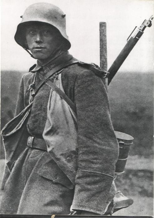 Германский штурмовик в «рогатом» шлеме М16. Западный фронт, 1918 год.