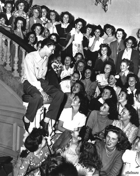 Фрэнк Синатра с фанатками, 1943 год. звезды, история, фото
