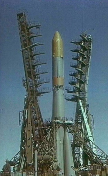 ​Подготовка к первому запуску новой четырёхступенчатой ракеты-носителя «Молния» (8К78) с пролётной космической станцией 1М №1, октябрь 1960 года. РКК «Энергия» - Марс и Карибский кризис | Warspot.ru