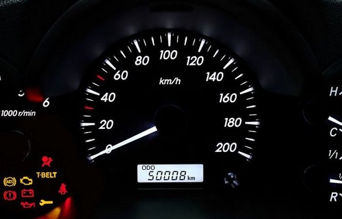 Что означают красные метки на спидометре автомобиля