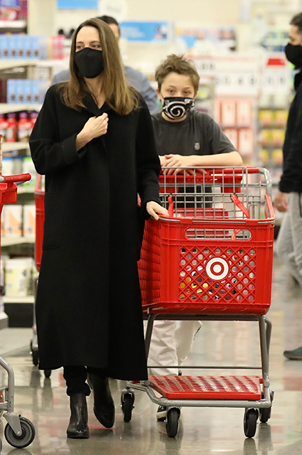 Анджелина Джоли с сыном Ноксом на шопинге в Лос-Анджелесе Джоли, вместе, Вчера, актриса, практически, многие, Шайло, встретить, супермаркет, детей, Вивьен, прошлом, простого, шопинга, одевается, всегда, 45летняя, стильно, элегантно, образе