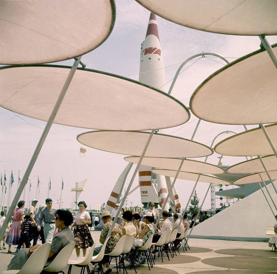 Фотографии с открытия первого «Диснейленда» в 1955 году