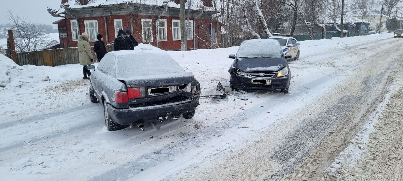 В Тверской области автомобиль Ауди не поделил дорогу с Хендаем