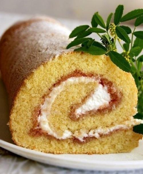 Бисквитный рулет с начинкой.