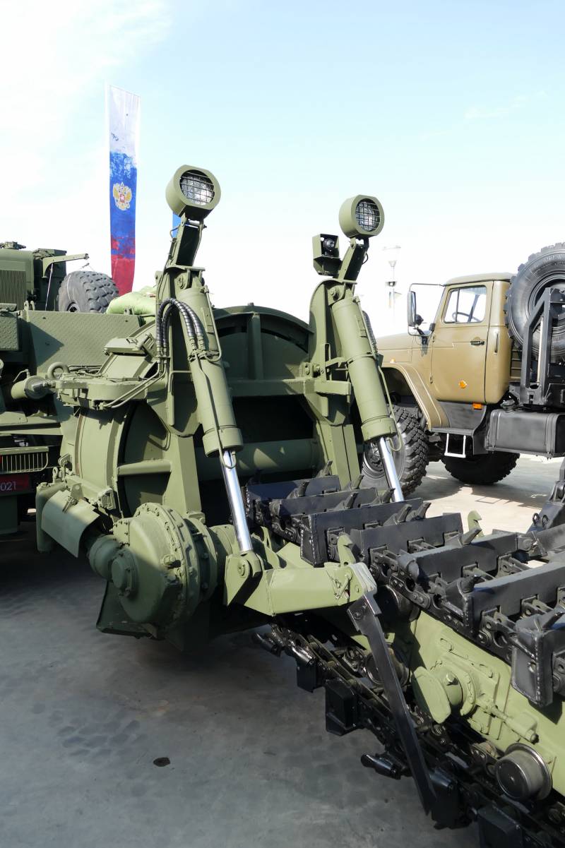 Две гусеницы и шесть колес: землеройная машина из Галича Две гусеницы и шесть колес: землеройная машина из Галича оружие