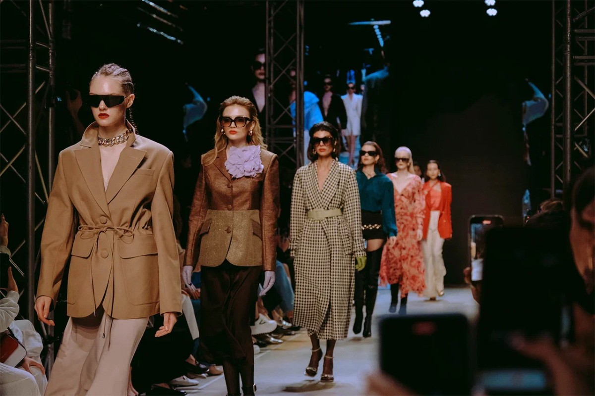 ирис ван херпен коллекция 2021. показ мод 2021 ведущих дизайнеров. показ 2024 ведущих дизайнеров. показ 2024 ведущих дизайнеров. показ мод в париже 2022.