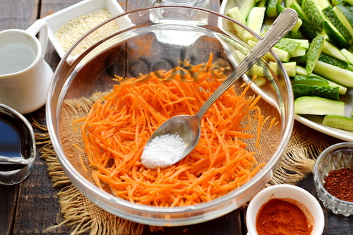 Огурцы + морковка = просто обалденный салат хорошо, можно, салат, перемешиваем, кладем, острый, красный, перец, отправляем, огурцы, примерно, нарезаем, масло, морковке, чеснок, пропускаем, рукамиДалее, солим, морковь, через