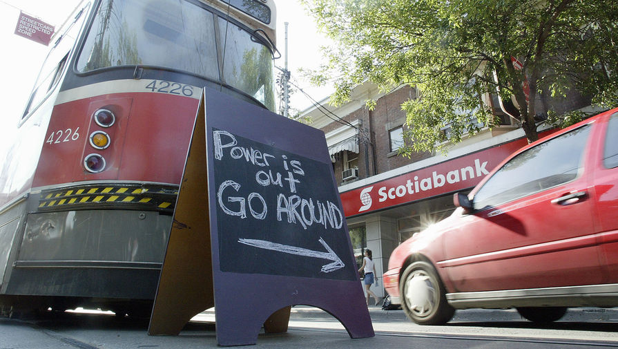 Знак на одной из улиц Торонто, говорящий о том, что трамваи не ходят из-за отключения электричества, 14 августа 2003 года 