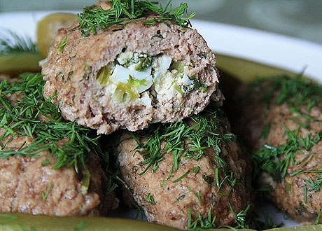 Зразы мясные с луком и яйцом на пару