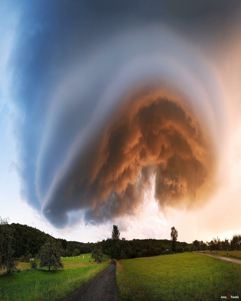 Шельфовое облако обвивается вокруг основания шторма. Разве это не удивительно? катаклизмы, природа, растительность