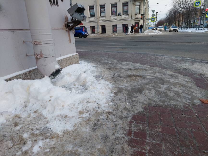 Турист из Франции о завалах снега на улицах Петербурга: Удивительно, что его не убирают