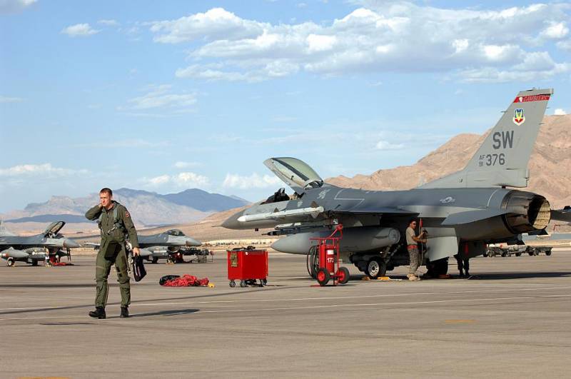 Су-34 против F-16: сможет ли «Сокол» безнаказанно закогтить «Утенка»? Су-34 против F-16: сможет ли «Сокол» безнаказанно закогтить «Утенка»? ввс