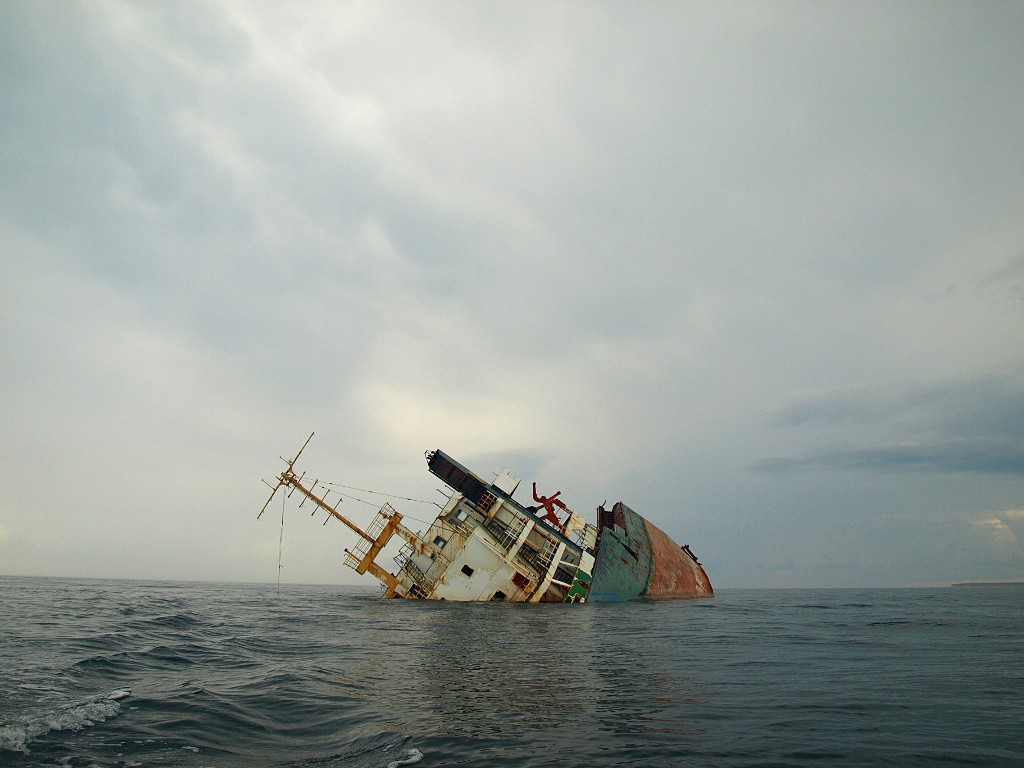 Потоплен российский корабль в черном море 2024. Крушение судна Арвин в черном море. Крушение сухогруза Арвин в чёрном море. Тарханкут затонувший корабль.