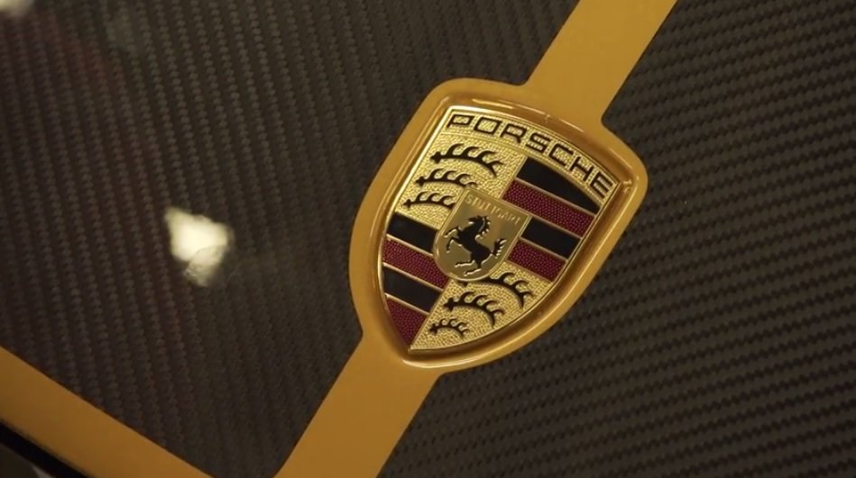 Сборка эксклюзивных автомобилей Porsche 911 Turbo S Exclusive Series на видео