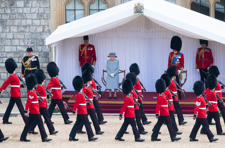 Один наряд на все случаи жизни: королева Елизавета II отметила свое 95-летие на параде Trooping the Colour Монархи,Британские монархи