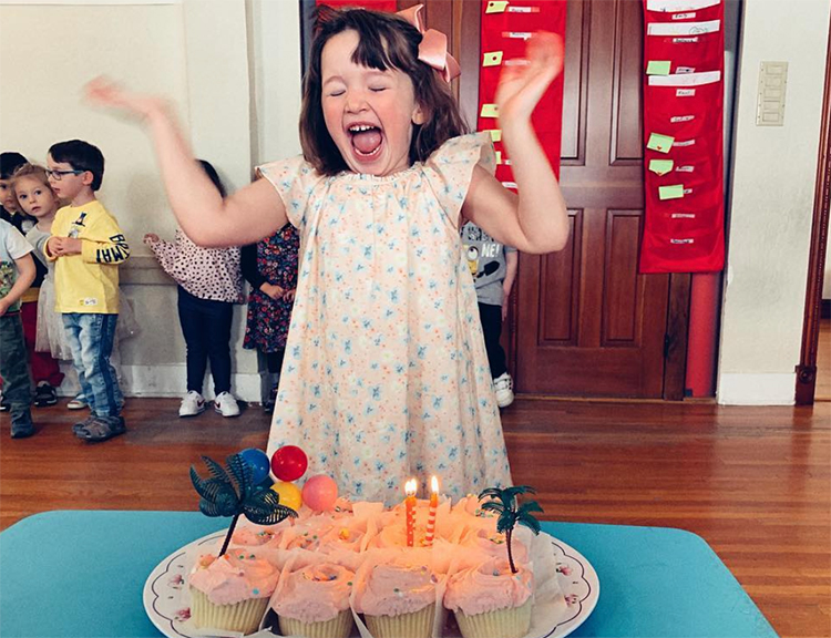 Мила Йовович провела семейную вечеринку по случаю дня рождения младшей дочери Дети,Дети знаменитостей