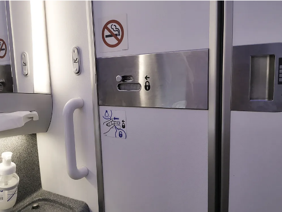 Почему в самолётах экстремально тесные туалеты?
