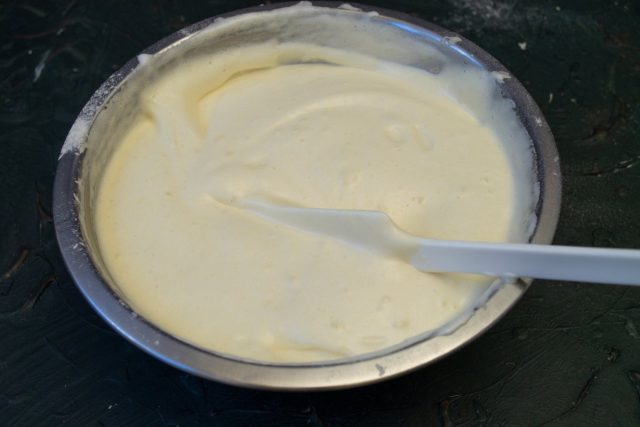 Праздничный бисквитный торт с заварным кремом и взбитыми сливками рецепты