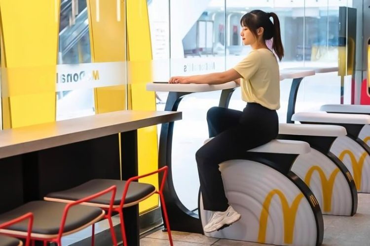 Приятное с полезным: в Китае появились «Макдоналдсы» с велотренажерами вместо стульев
