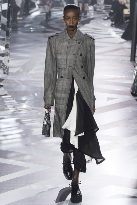Модель в сером пальто ниже колен от Louis Vuitton - модные пальто осень 2016, зима 2017