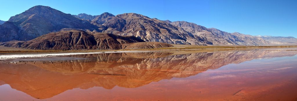 Красное озеро Натрон (Lake Natron)