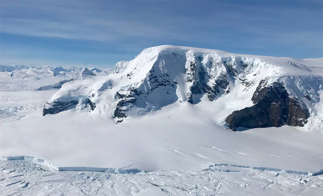 В Антарктиде заметили оттаявшую дверь в леднике: некоторые верят, что там может быть тайная база Рейха 
