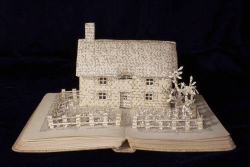 Бумажные композиции из старых книг от Эммы Тейлор