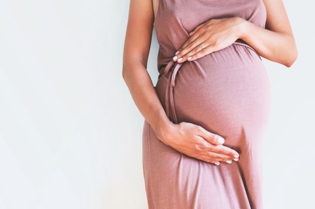 Нужно ли менять уход за кожей при беременности: отвечают эксперты