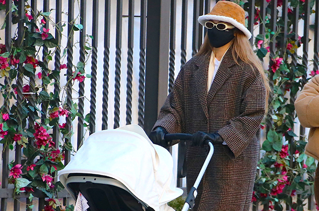 Классическое пальто и модная панама: Джиджи Хадид с дочерью на прогулке в Нью-Йорке