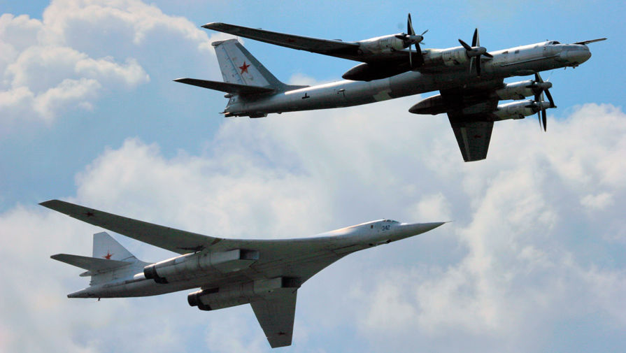 Стратегические бомбардировщики Ту-160 (слева) и Ту-95 (справа) 