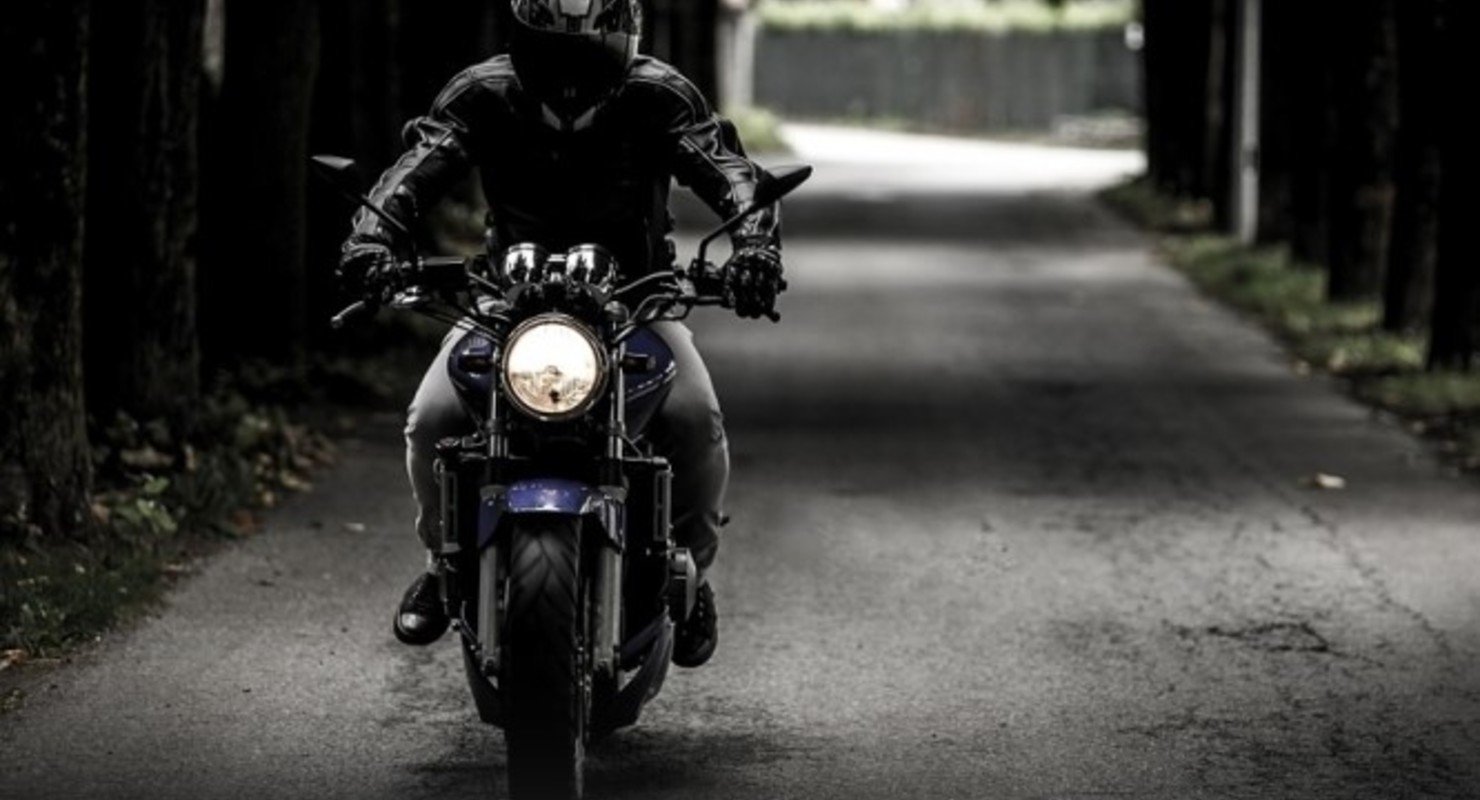 Эксперты рассказали, безопасно ли ездить на мотоциклах осенью