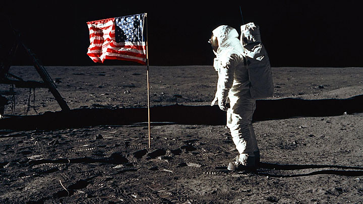 «Артемида» вместо «Аполлона»: Трамп, Пенс и НАСА хотят обновить миф американской высадки на Луне