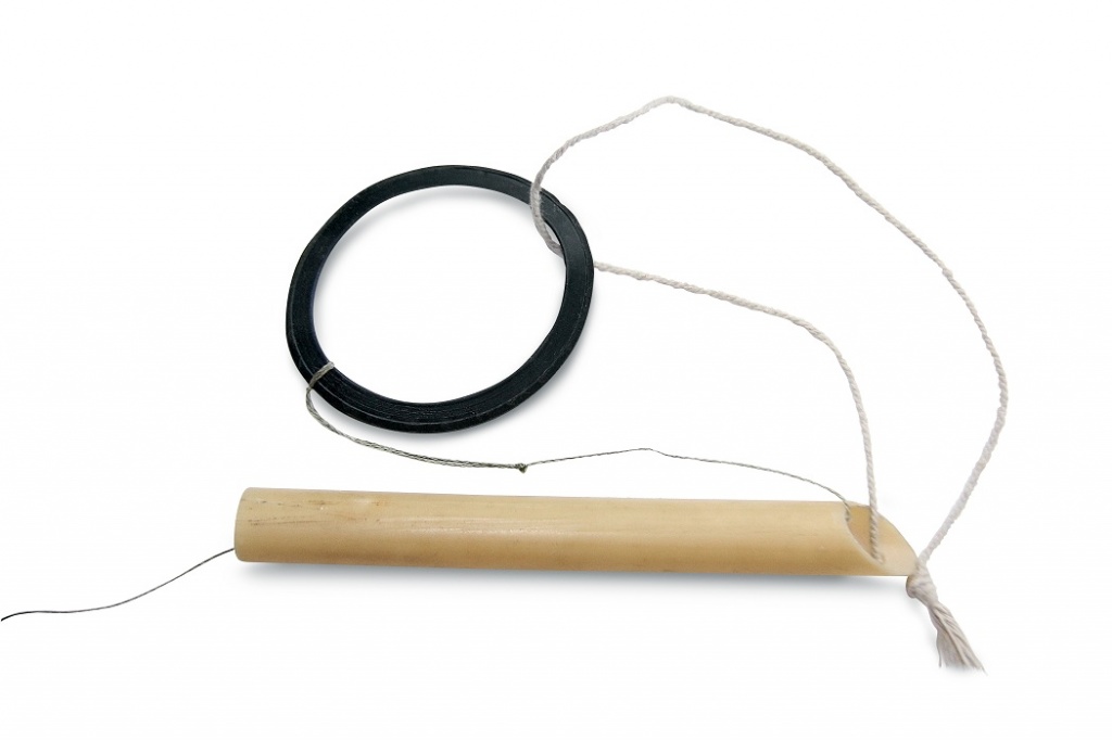 Один конец шнура крепится к амортизатору из резинового кольца.