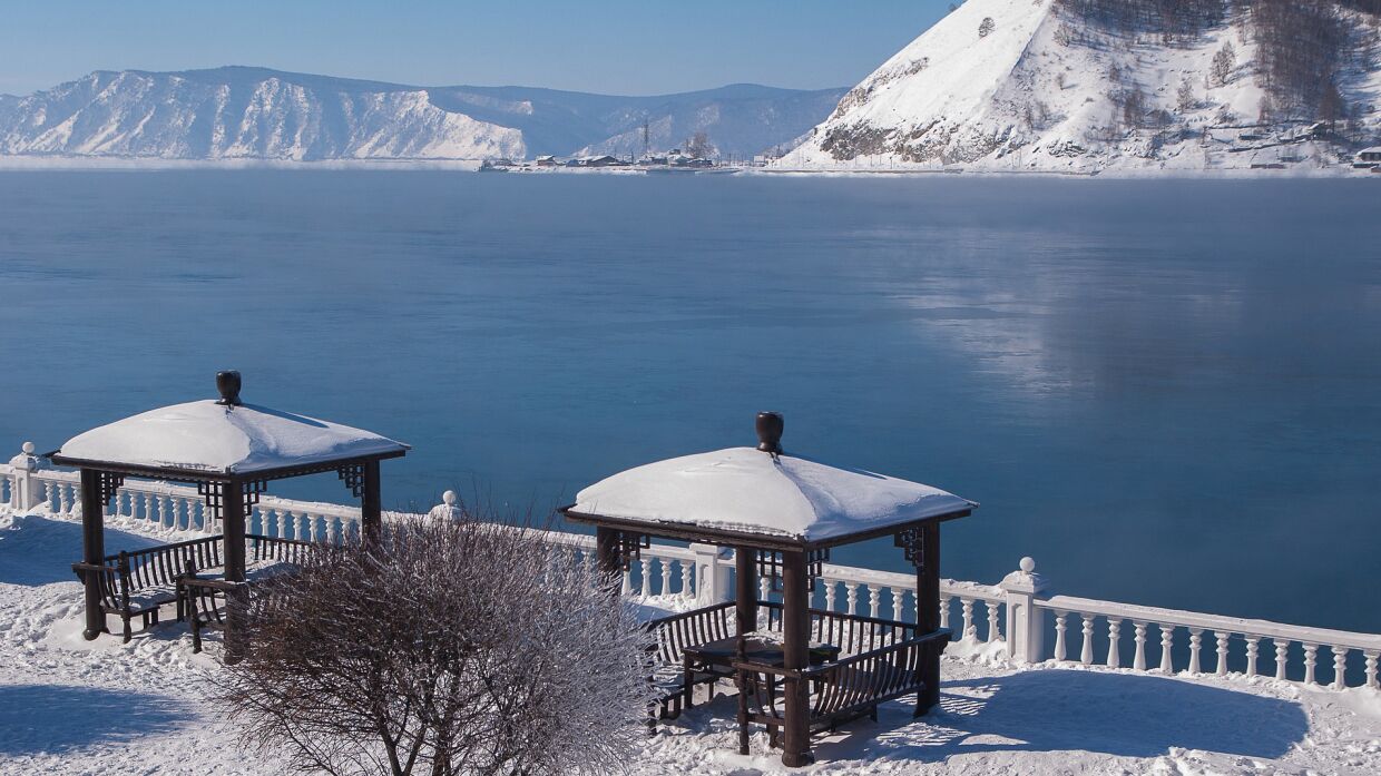 Озеро Байкал в марте еще скованно льдом
