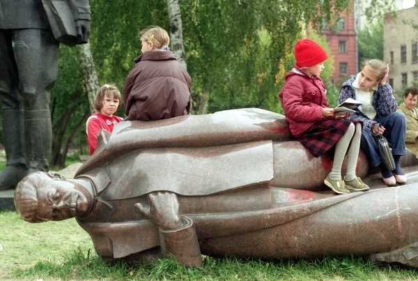 Москва. 1991 год. Что сегодня думают о свергнутом вожде эти школьницы? / AP