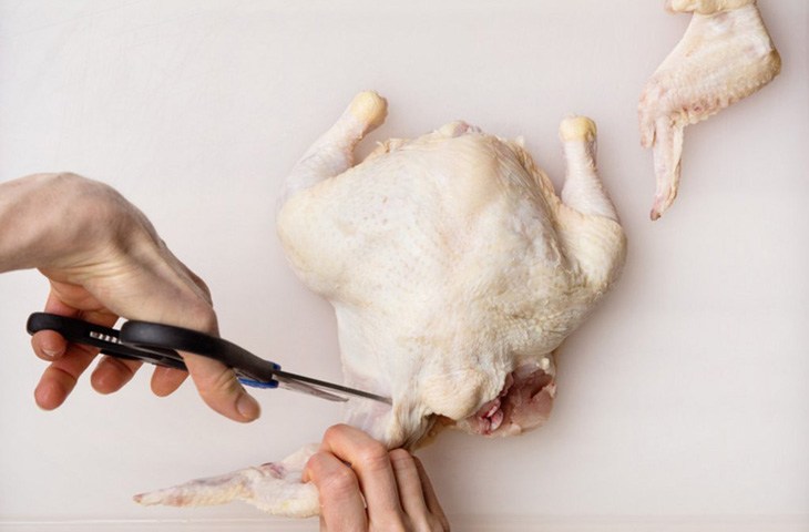 Как разделать курицу при помощи ножниц