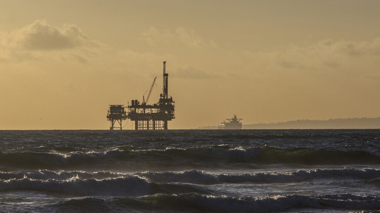 Азербайджан назвал предварительную причину взрыва на нефтяной платформе