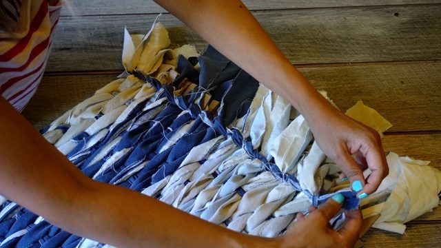 Плетем уютный коврик из остатков ткани своими руками дача