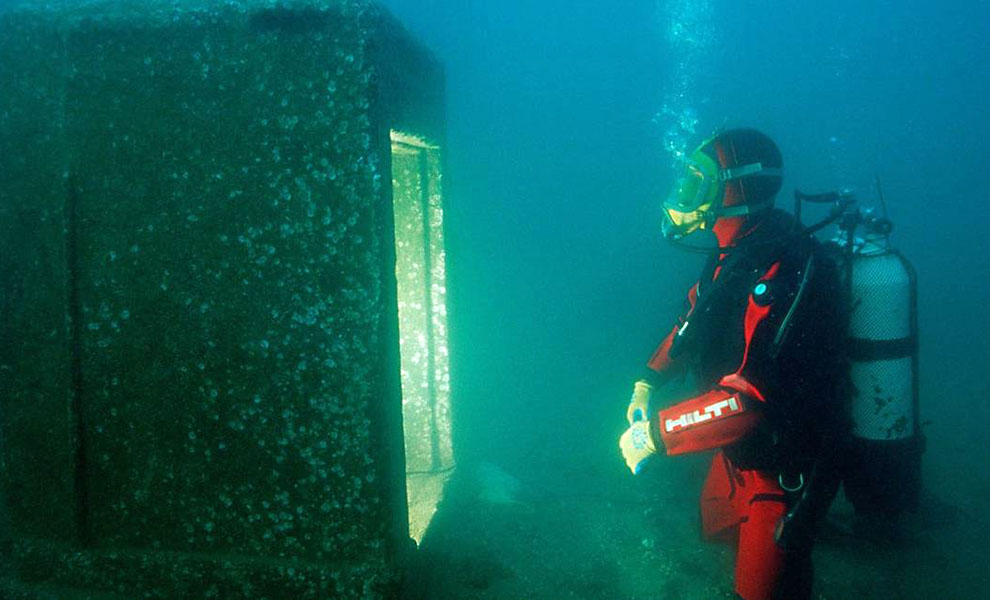 11 лет назад в океане поймали сигнал, который шел со дна. Ученые проследили его и нашли странную капсулу