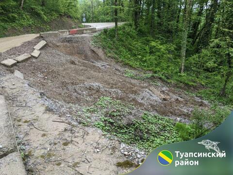 В Туапсинском районе Кубани оползень обрушил часть дороги