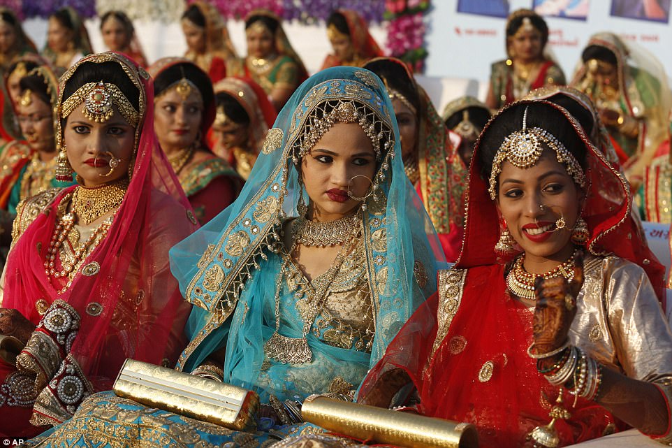 Сотни невест, выросших без отцов, связали себя узами брака в Индии