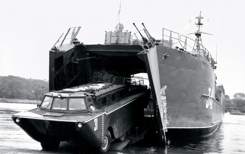 Непобедимый рекордсмен СССР : амфибия ЗИЛ-135П Непобедимый рекордсмен СССР : амфибия ЗИЛ-135П война и мир