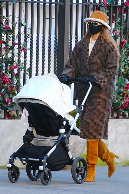 Классическое пальто и модная панама: Джиджи Хадид с дочерью на прогулке в Нью-Йорке Классическое пальто и модная панама: Джиджи Хадид с дочерью на прогулке в Нью-Йорке Звездный стиль