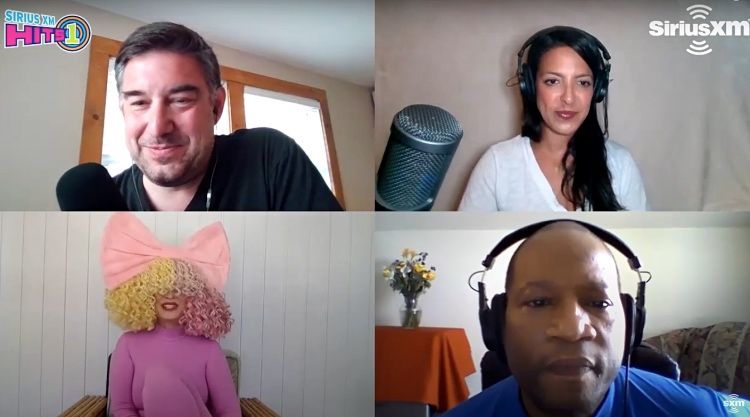 Певица Sia подтвердила, что стала приемной матерью для двух мальчиков-подростков Певица Sia подтвердила, что стала приемной матерью для двух мальчиков-подростков Дети,Дети знаменитостей