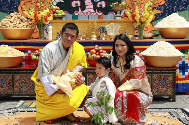 Стало известно, как король и королева Бутана назвали младшего сына: новые фото