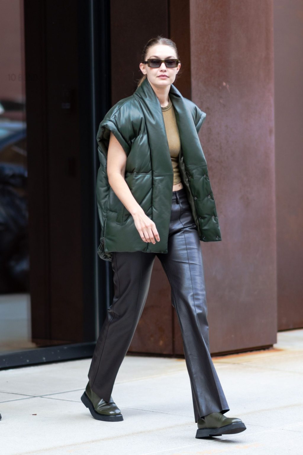 Дутый жилет – must have сезона - Кино на Toplenta