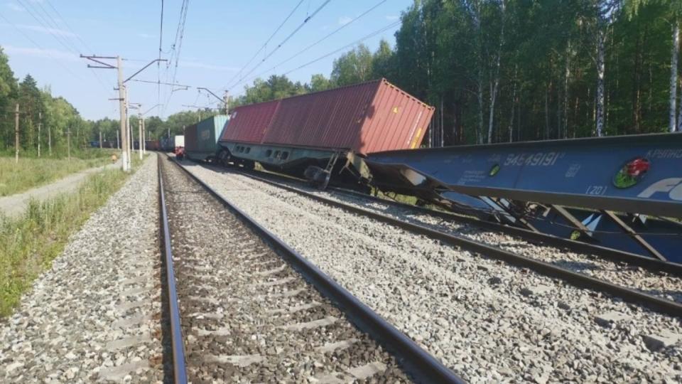 После столкновения двух грузовых поездов зафиксировали утечку топлива