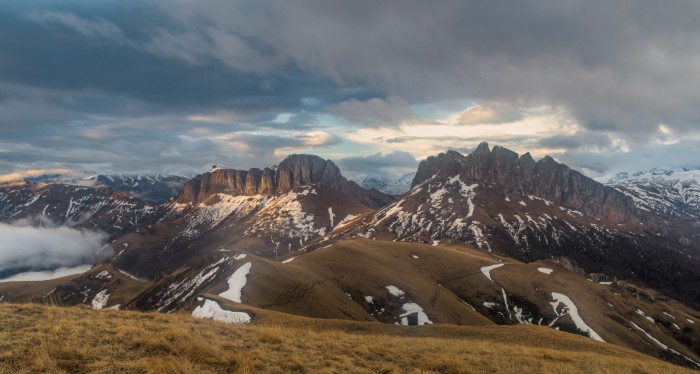 Огромные и величавые горные вершины, убегающие вдаль за облаками. Автор фотографии: Александр Плеханов.