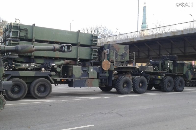 В Риге 18 ноября на военном параде в честь 100-летия Латвии показали пусковую установку «Пэтриот» США на четыре ракеты